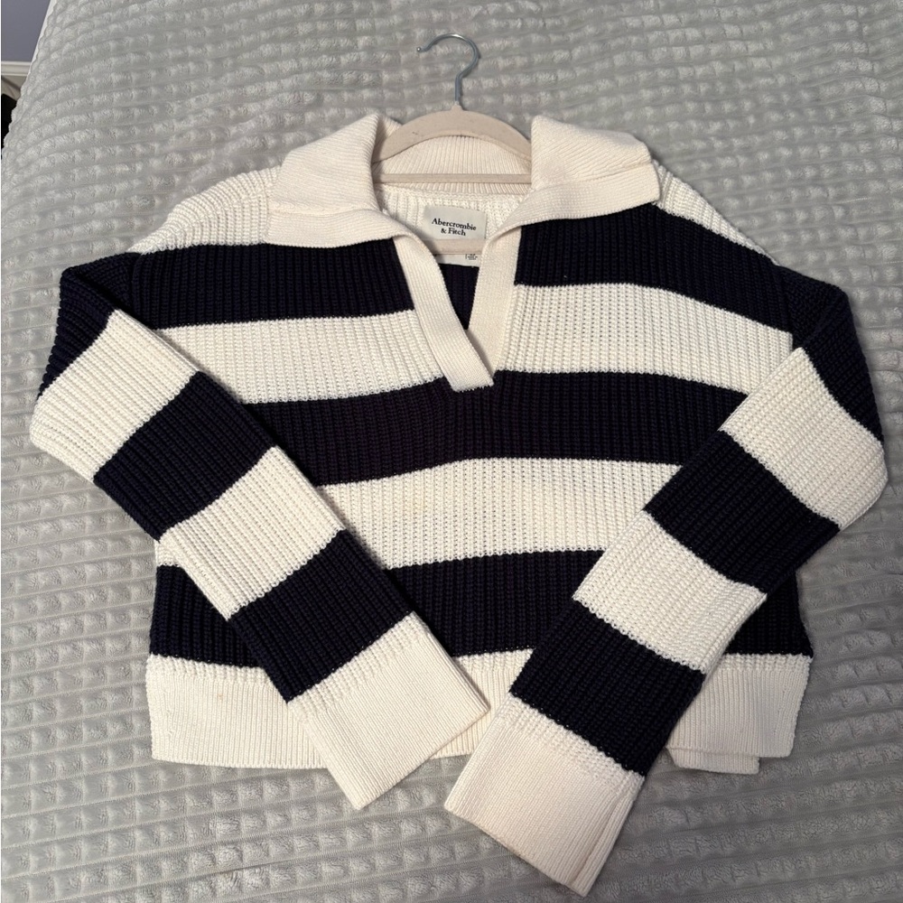 Abercrombie & Fitch Navy and Cream V-Neck Sweater